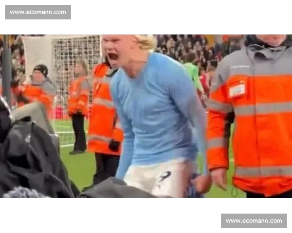 逆转胜利！足球赛场惊现悬念大逆袭，球队绝杀扭转乾坤全场沸腾